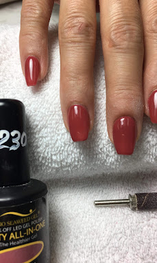 Manucure gel rouge bordeaux